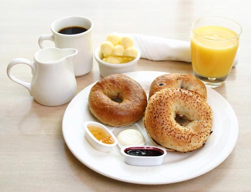 Nên chọn một bữa sáng đầy đủ dinh dưỡng phù hợp với độ tuổi và nhu cầu dinh dưỡng của bạn