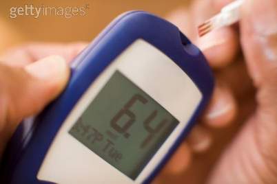 Kiểm tra đường huyết thường xuyên bằng máy đo đường huyết