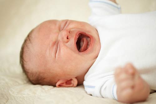 Em bé khóc vào ban đêm để ngăn chặn cha mẹ thụ thai