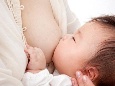 Cho trẻ bú mẹ giúp nâng cao sức đề kháng của trẻ.