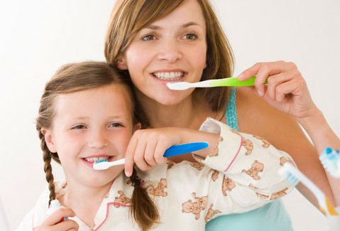 Trẻ em nên sử dụng kem đánh răng có chứa fluorua