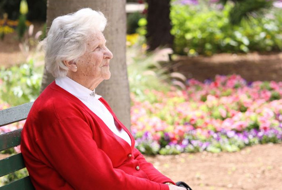 Quan tâm, chăm sóc đến người cao tuổi để giúp họ tránh khỏi cảm giác cô đơn, mặc cảm