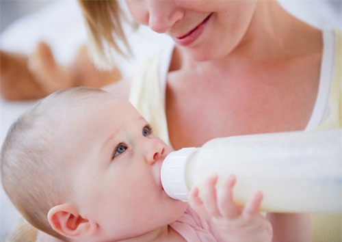 Trẻ bú mẹ giảm nguy cơ nhiễm trùng và dị ứng