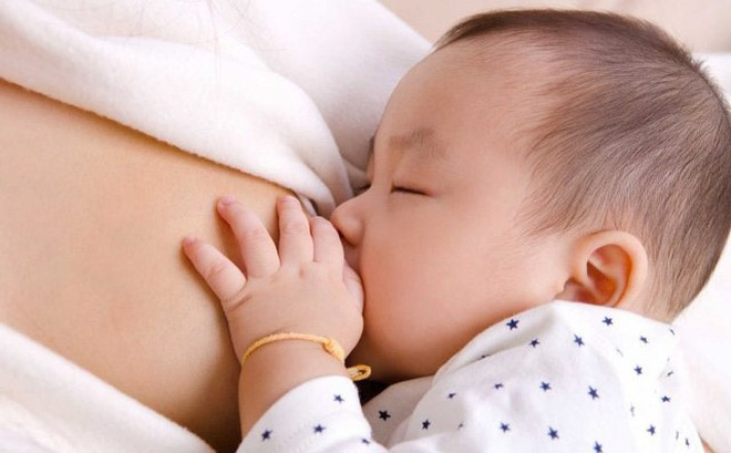 sữa mẹ giúp trẻ sơ sinh tăng cân