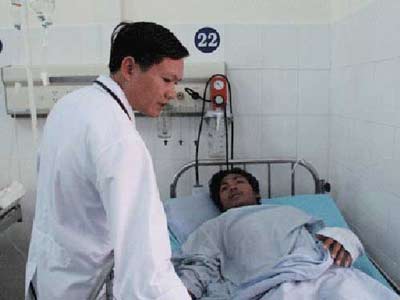  Bác sĩ điều trị cho một trường hợp ngộ độc rượu pha mật động vật tại Trung tâm Chống độc - Bệnh viện Bạch Mai.