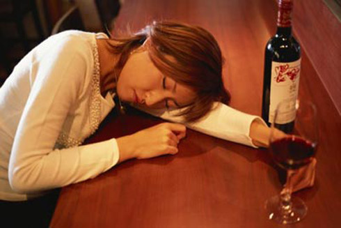 Rượu có thực sự giúp bạn ngủ dễ hơn?