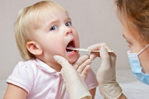 Trẻ bị viêm mũi họng, cha mẹ cần làm gì?