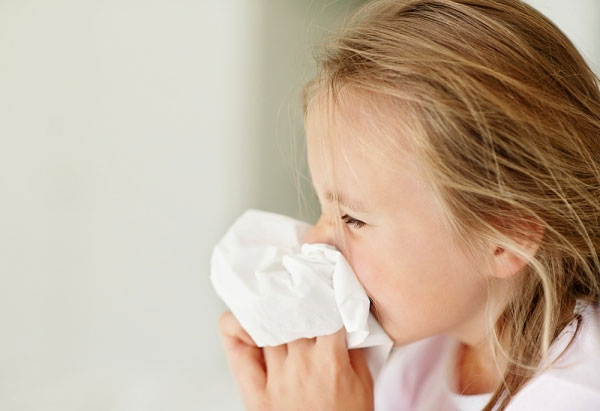Trẻ bị viêm mũi họng, cha mẹ cần làm gì?