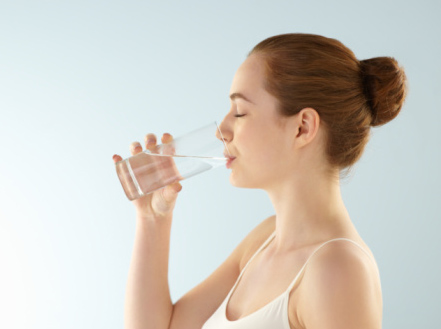 Uống đủ nước và tập thể dục thường xuyên giúp sức khỏe tốt hơn.