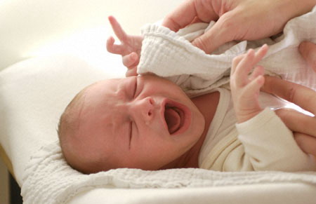 Người chăm sóc trẻ sơ sinh thiếu tháng cần giữ tay sạch sẽ