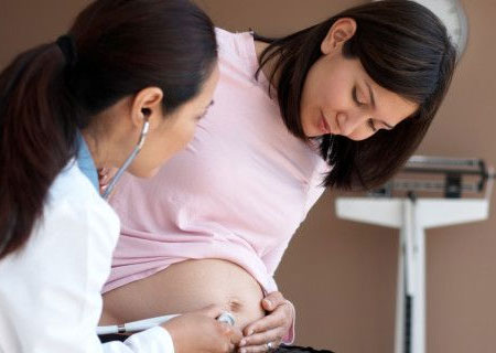 Phòng viêm phổi sơ sinh đòi hỏi mẹ cần khám thai định kì