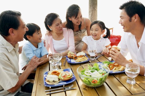 Trẻ biếng ăn cần được ngồi ăn chung với gia đình