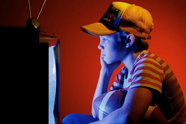 Trẻ giảm cảm xúc vui vẻ nếu xem tivi, máy tính, trò chơi video