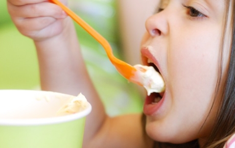 Ngộ nhận khi cho trẻ ăn váng sữa gây hậu quả khó lường