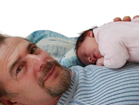 Trẻ sinh ra khi người cha đã lớn tuổi có có nguy cơ bị ung thư máu
