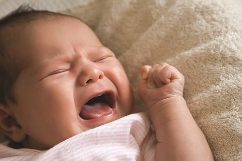 Trẻ giật mình và quấy khóc khi đang ngủ có thể là dấu hiệu nhận biết bệnh còi xương 