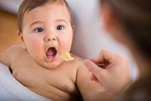 Cho trẻ ăn các loại thức ăn sẵn khi cai sữa không đảm bảo đủ dinh dưỡng 