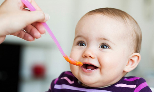 Trẻ ăn dặm khi 17 tuần tuổi có thể phòng ngừa bệnh dị ứng 