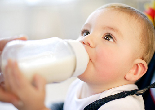 Trẻ uống ít sữa bò có nguy cơ thiếu vitamin D trong máu.